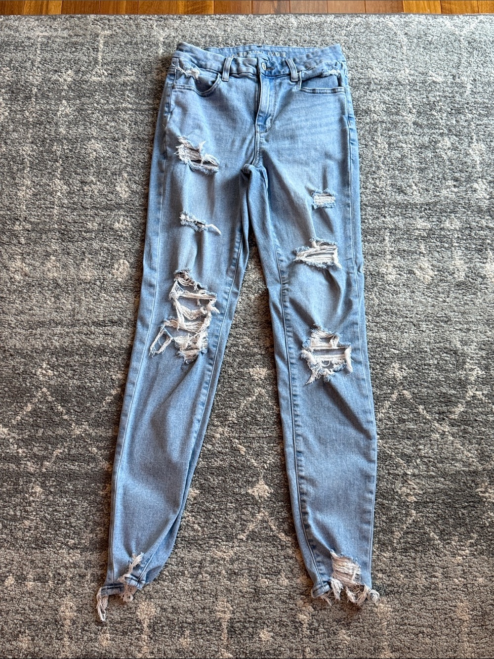 Like New Xtra Long American Eagle Light Distressed Women’s Skinny Jeans